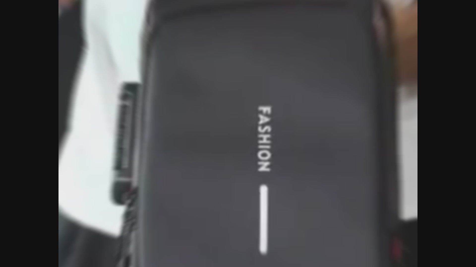 No tienes que preocuparte por que comience a llover, mientras estas en la calle con bolso puesto que no se mojan tus pertenencias.